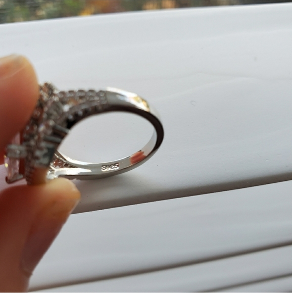 Gorgeous White Topaz Wedding/Engagement Ring - Picture 7 of 8